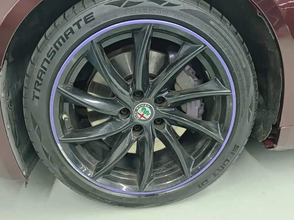 Giulia Giulia朱丽叶 2018款 2.0 T 280 HP 豪华版 碳纤维限量版