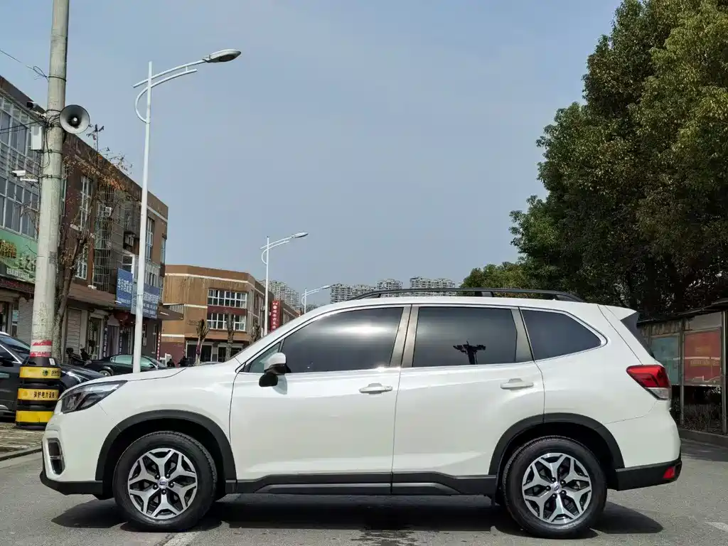 Forester 2.0 i Luxury