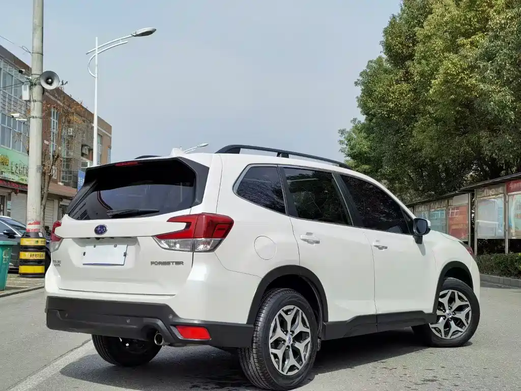 Forester 2.0 i Luxury