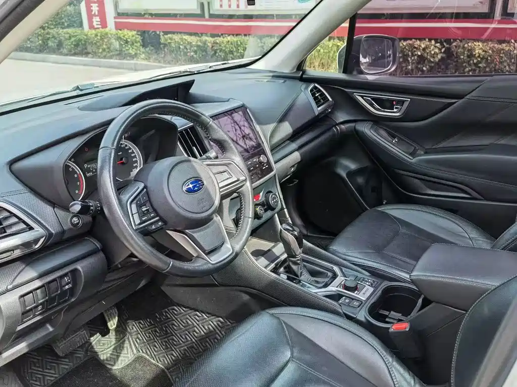 Forester 2.0 i Luxury