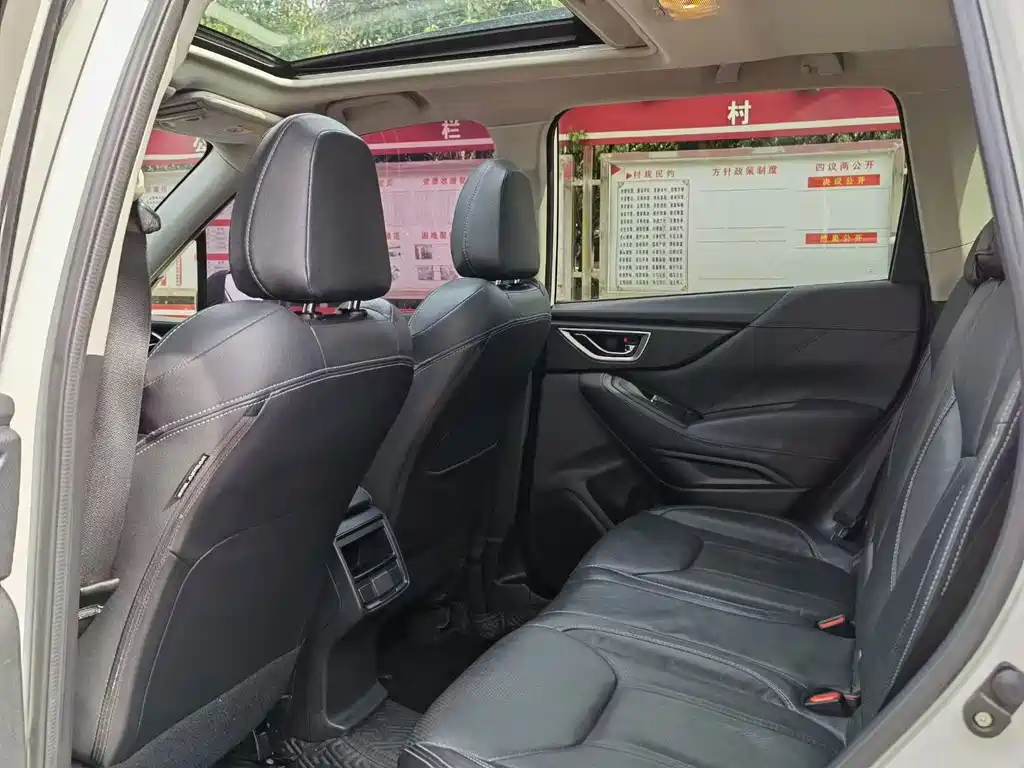 Forester 2.0 i Luxury