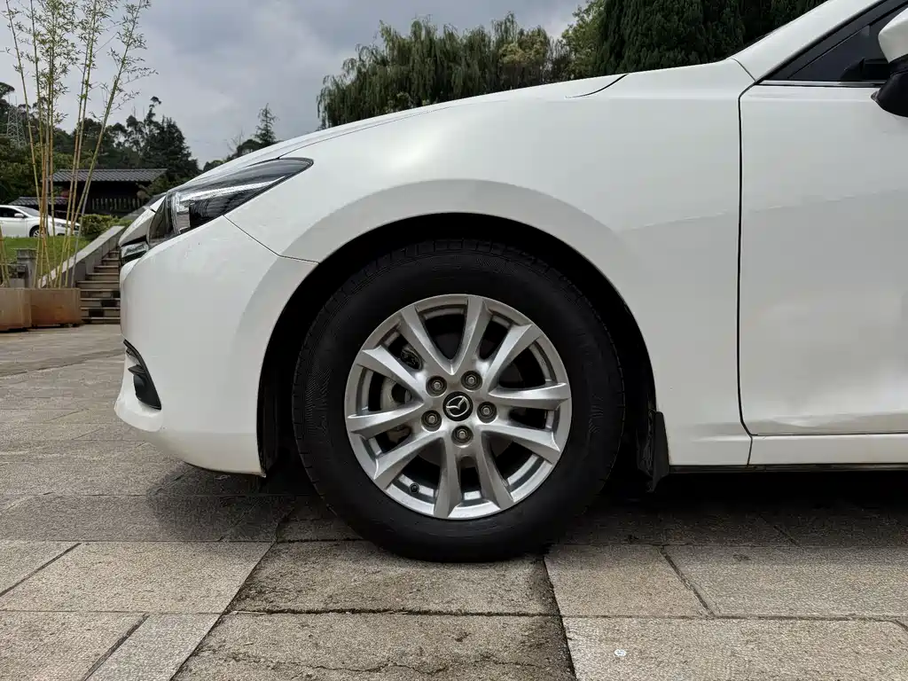 Mazda 3 Axela Sedan 1.5 L Auto Luxury CN-V