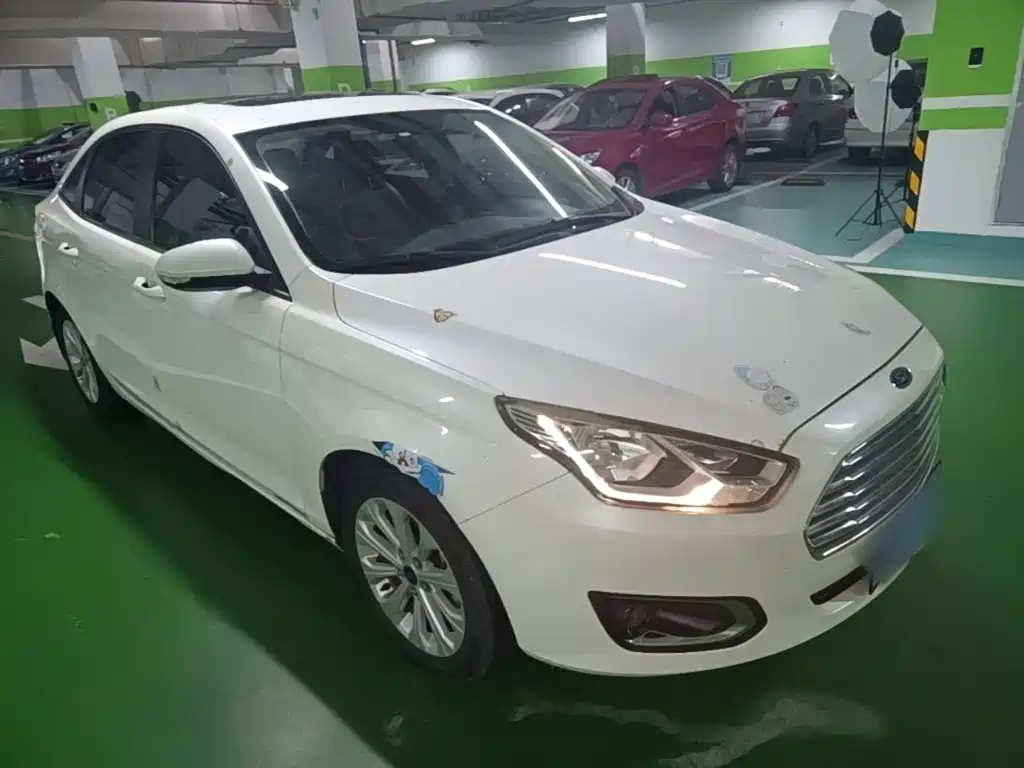 Escort 1.5 L Auto Fashion