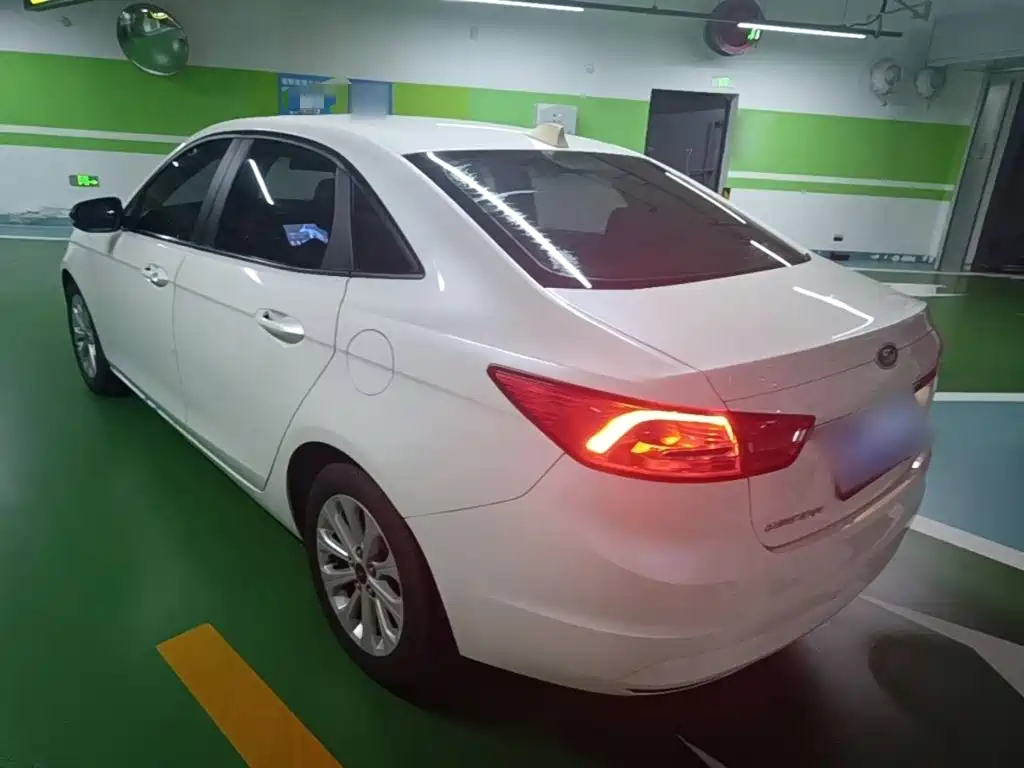 Escort 1.5 L Auto Fashion
