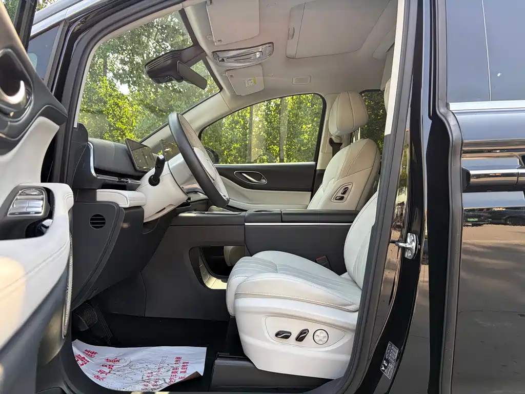 Voyah Dreamer PHEV 4 WD Distinguished Kunpeng