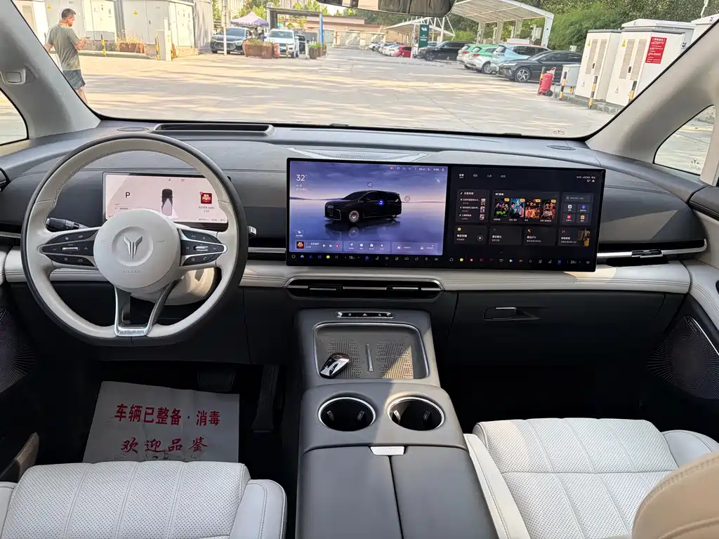 Voyah Dreamer PHEV 4 WD Distinguished Kunpeng