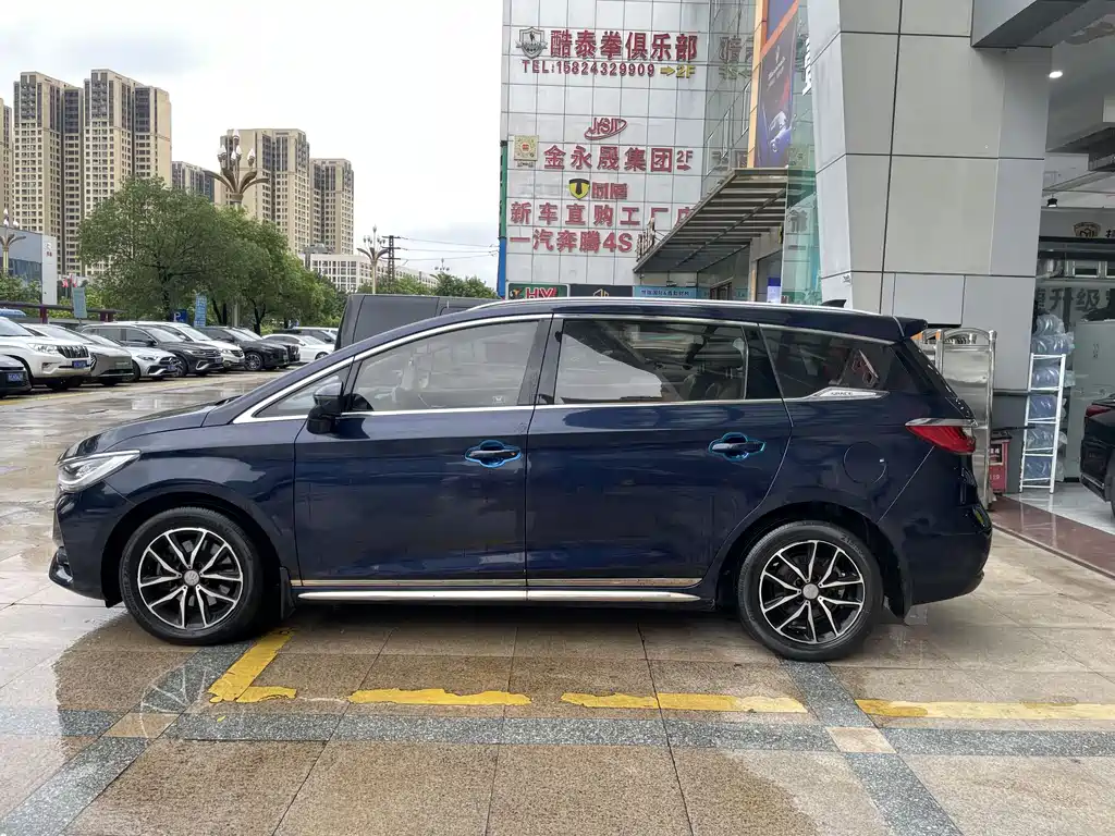 Song MAX 1.5 T Auto Connected Elite 6-seat