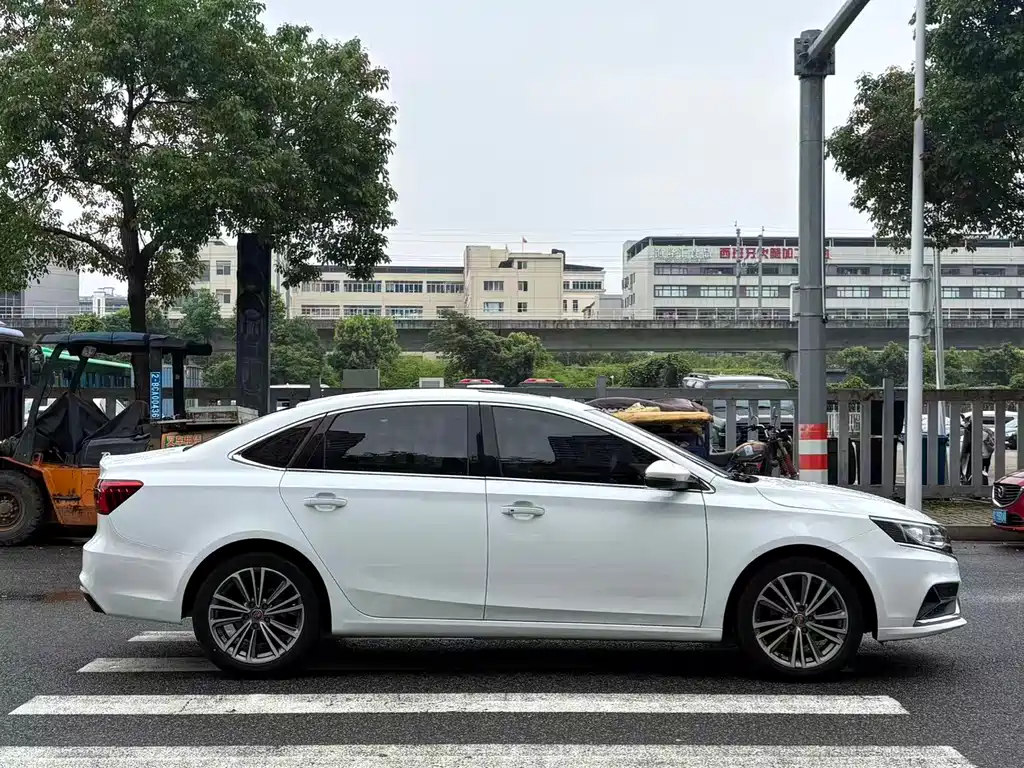 Roewe i6 Classic PLUS 1.6 L CVT 4 G Connected Glory Holographic