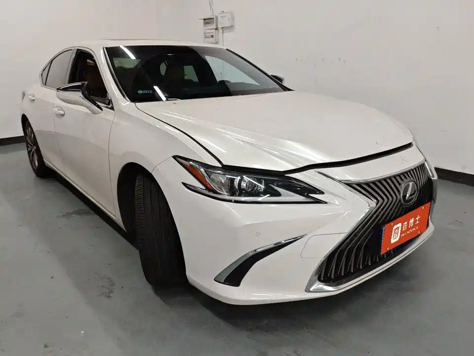 Lexus ES 200 Outstanding