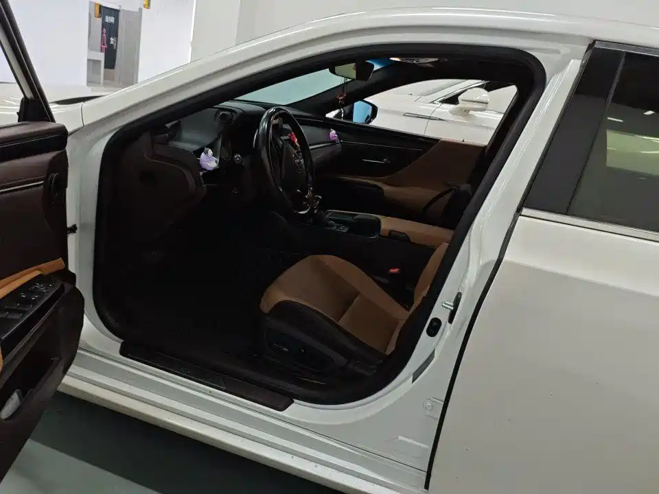 Lexus ES 200 Outstanding