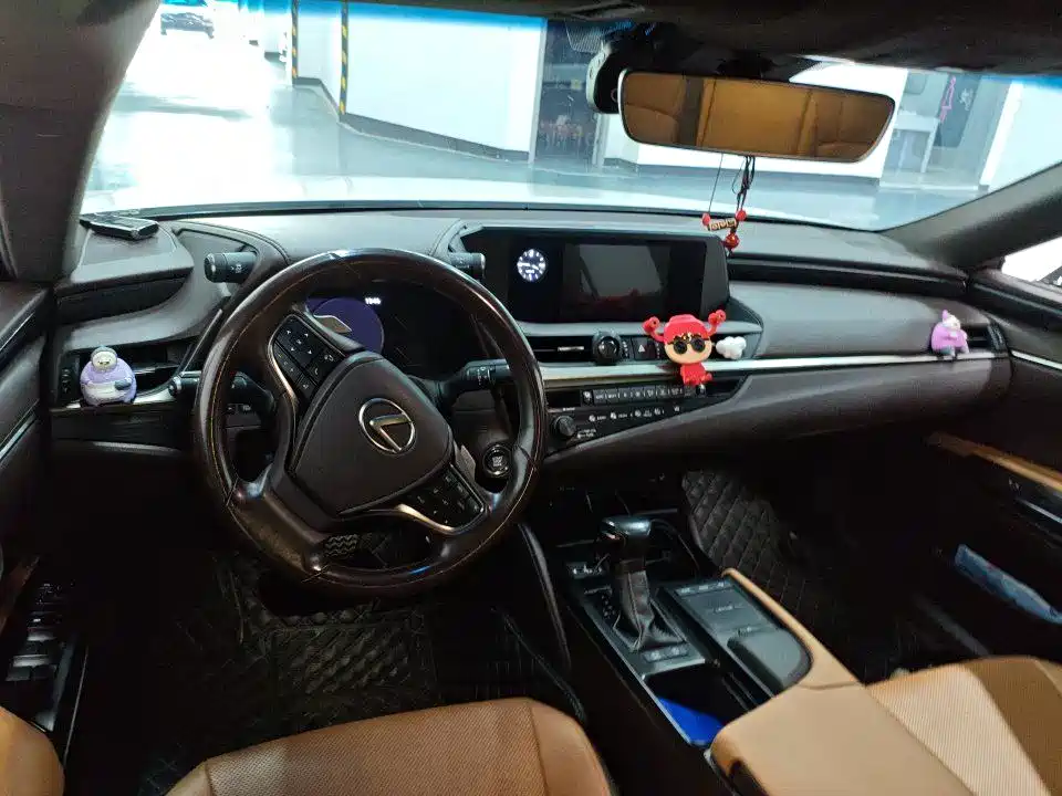 Lexus ES 200 Outstanding