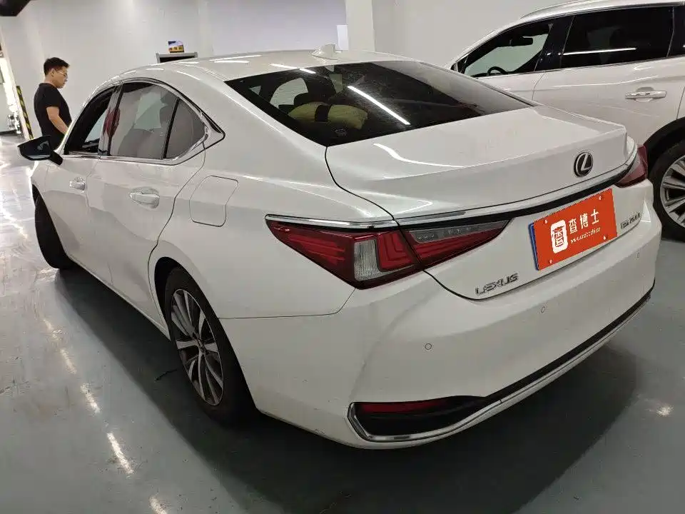 Lexus ES 200 Outstanding