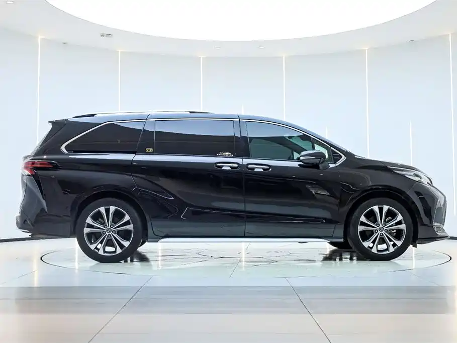 Granvia 2.5 L Hybrid Flagship VIP