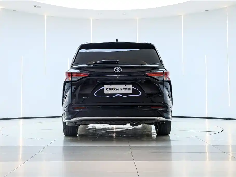 Granvia 2.5 L Hybrid Flagship VIP