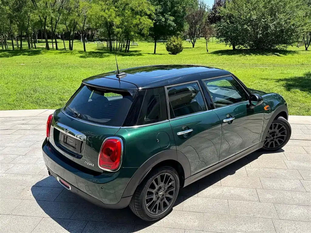 MINI 1.5 T COOPER Ice Blue Limited 5-door
