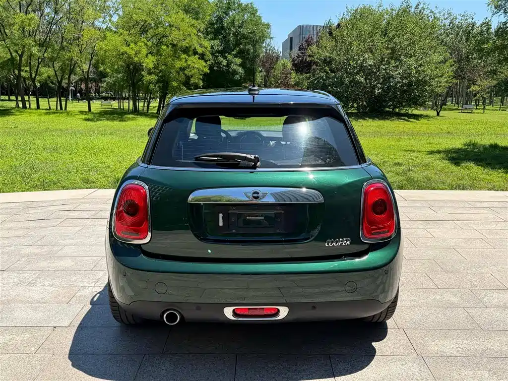 MINI 1.5 T COOPER Ice Blue Limited 5-door