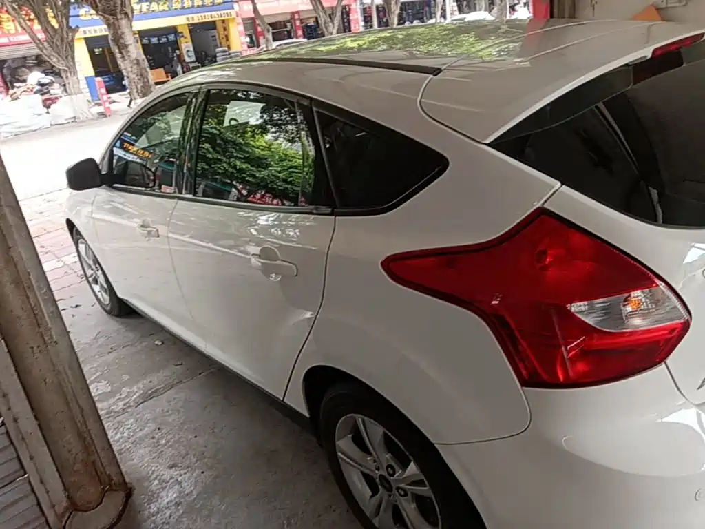 Focus Hatchback 1.6 L Auto Style