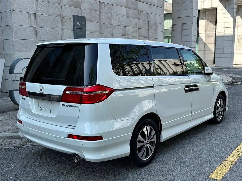 Elysion 2.4 L VTi-S Distinguished
