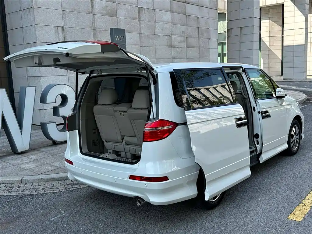 Elysion 2.4 L VTi-S Distinguished