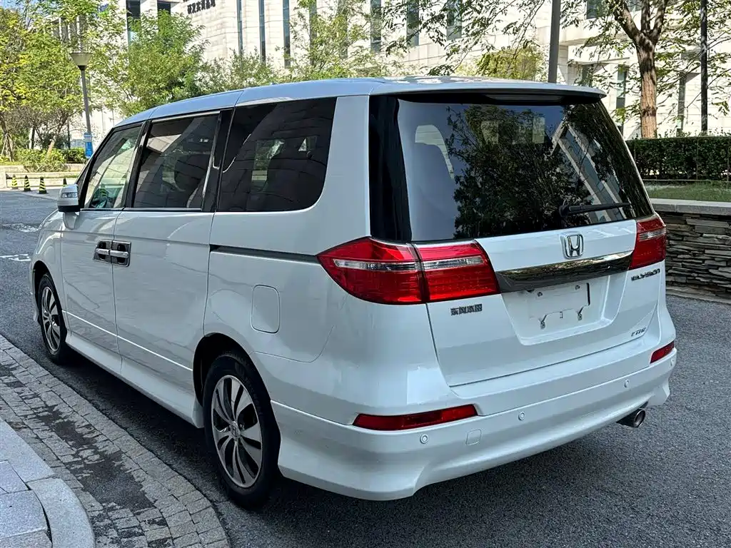 Elysion 2.4 L VTi-S Distinguished