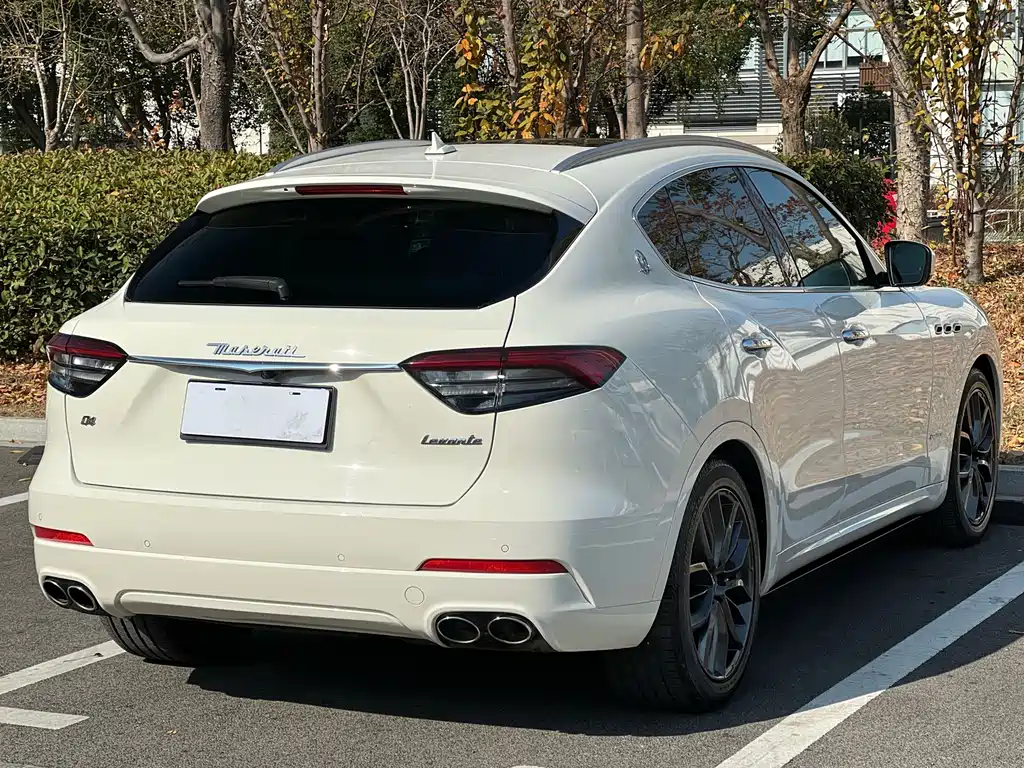 Levante 3.0 T Luxury