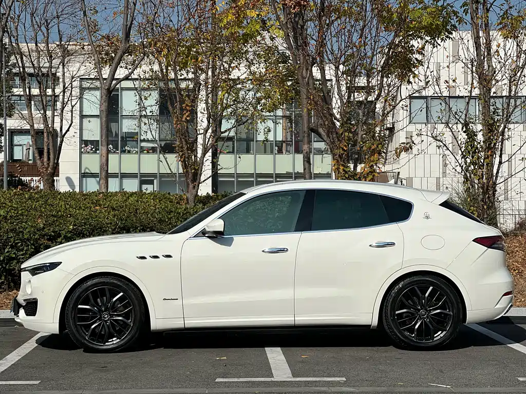 Levante 3.0 T Luxury