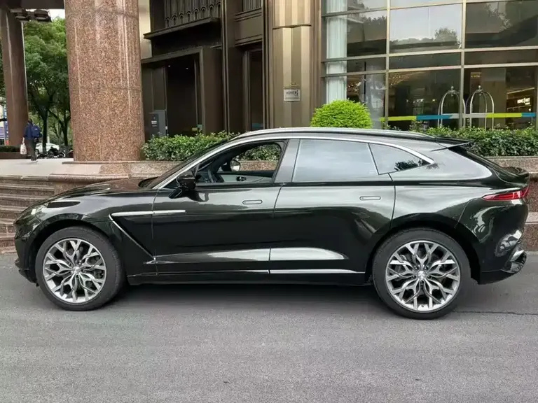Aston Martin DBX 4.0 T V8