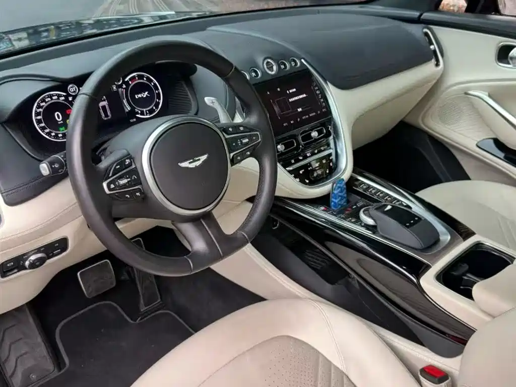 Aston Martin DBX 4.0 T V8