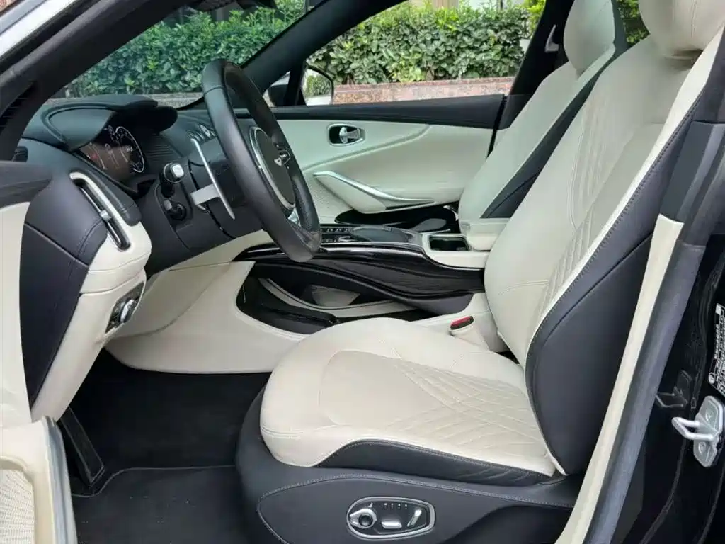 Aston Martin DBX 4.0 T V8