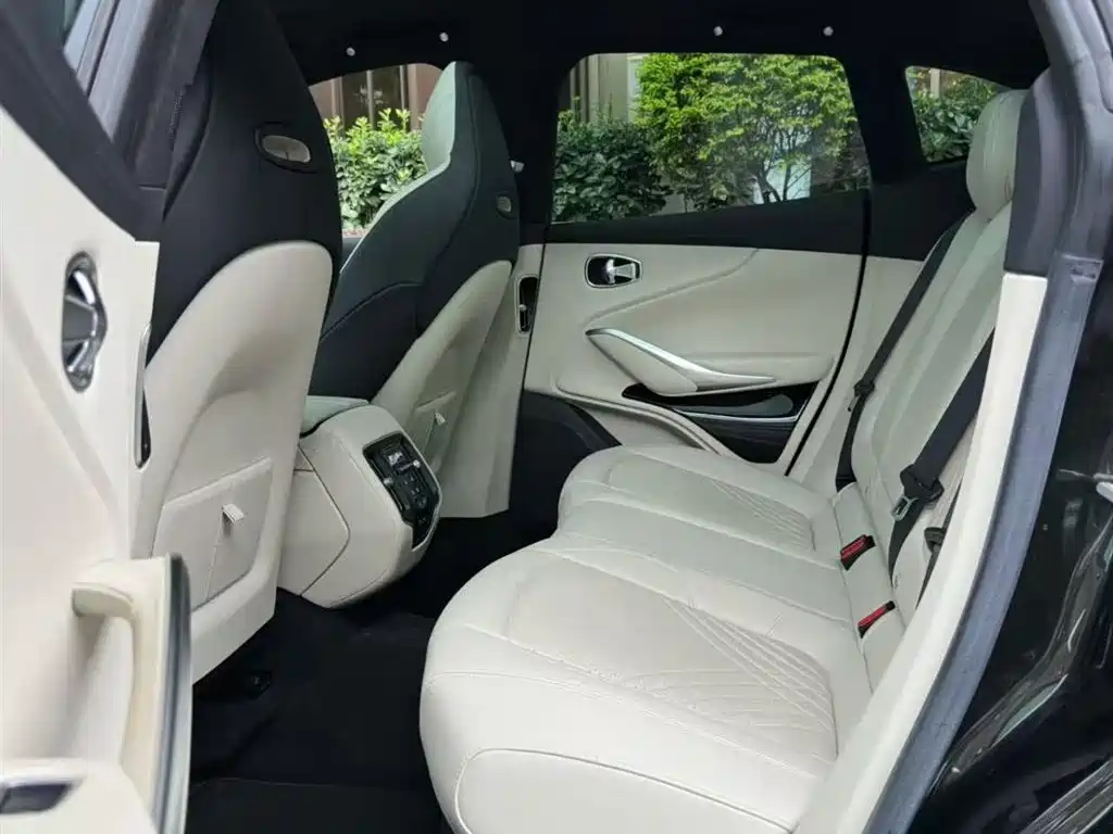 Aston Martin DBX 4.0 T V8