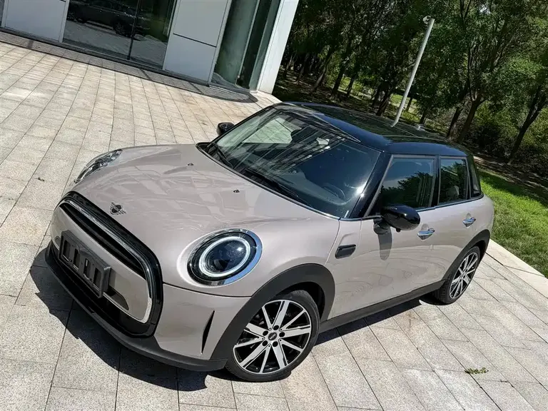 MINI 1.5 T COOPER Artist 5-door