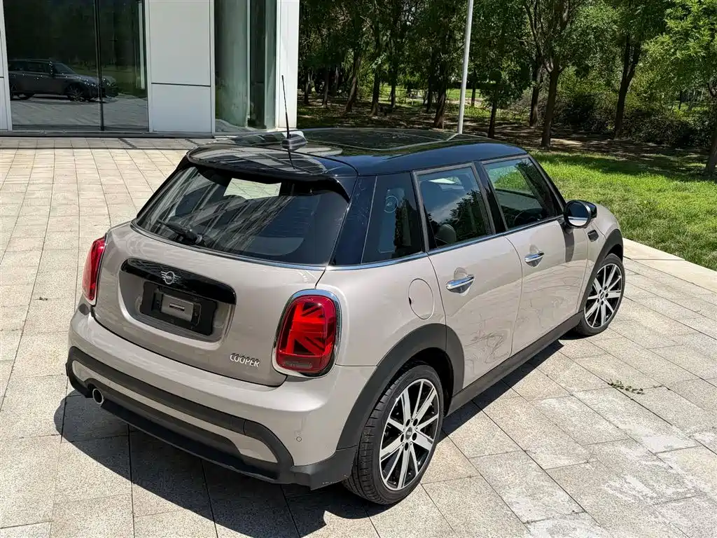 MINI 1.5 T COOPER Artist 5-door