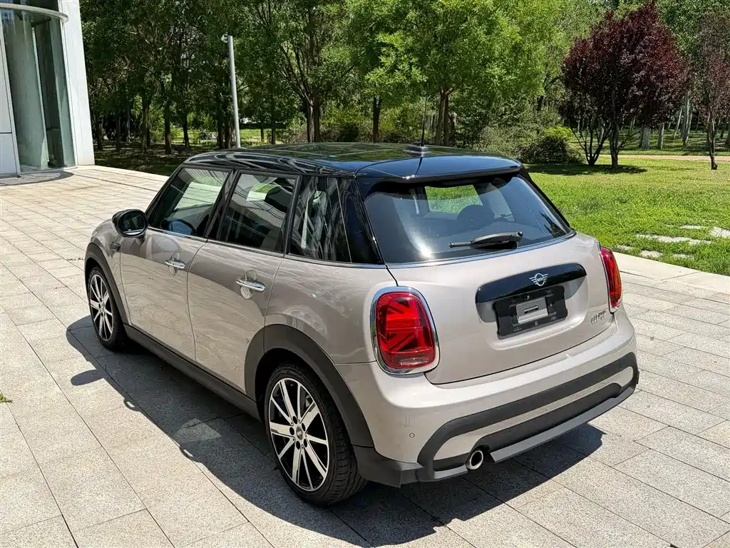 MINI 1.5 T COOPER Artist 5-door
