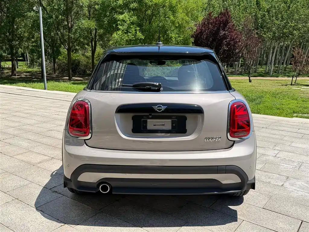 MINI 1.5 T COOPER Artist 5-door