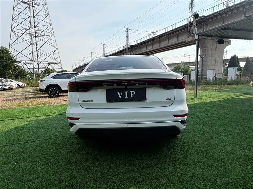 Emgrand 4 th Gen 1.5 L CVT Distinguished