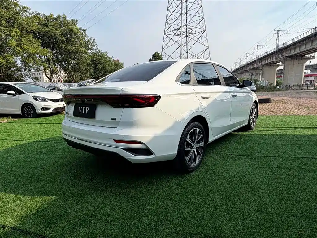 Emgrand 4 th Gen 1.5 L CVT Distinguished