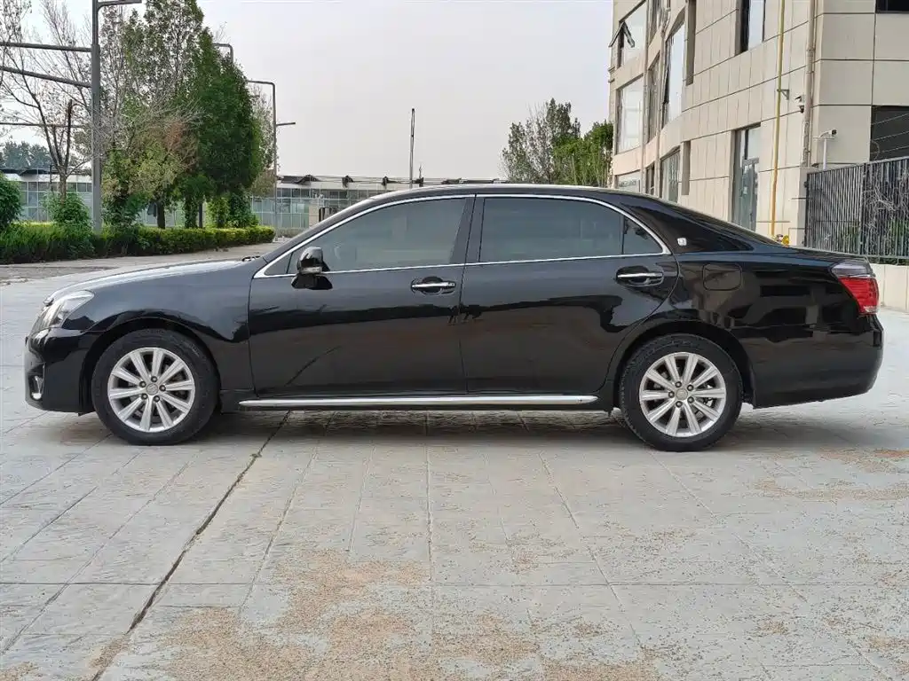 Crown 2.5 L Royal