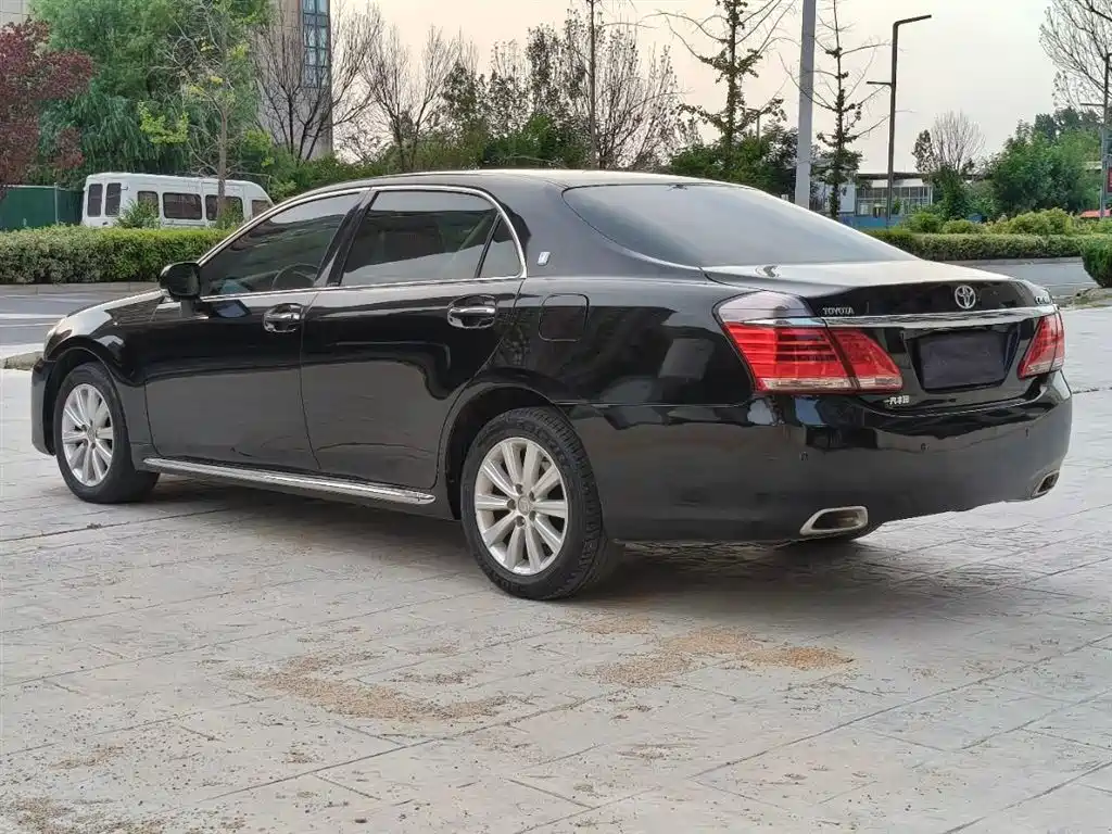 Crown 2.5 L Royal