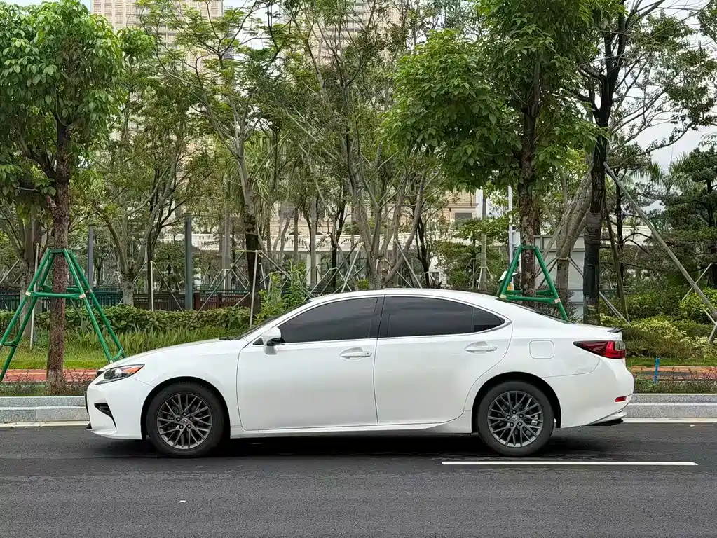 Lexus ES 200 30 Anniversary