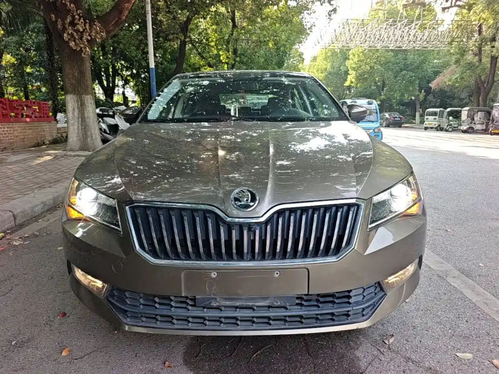 Superb TSI280 DSG Forward