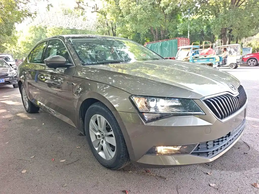 Superb TSI280 DSG Forward
