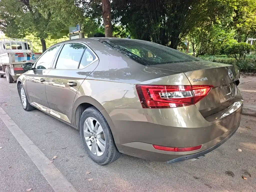 Superb TSI280 DSG Forward