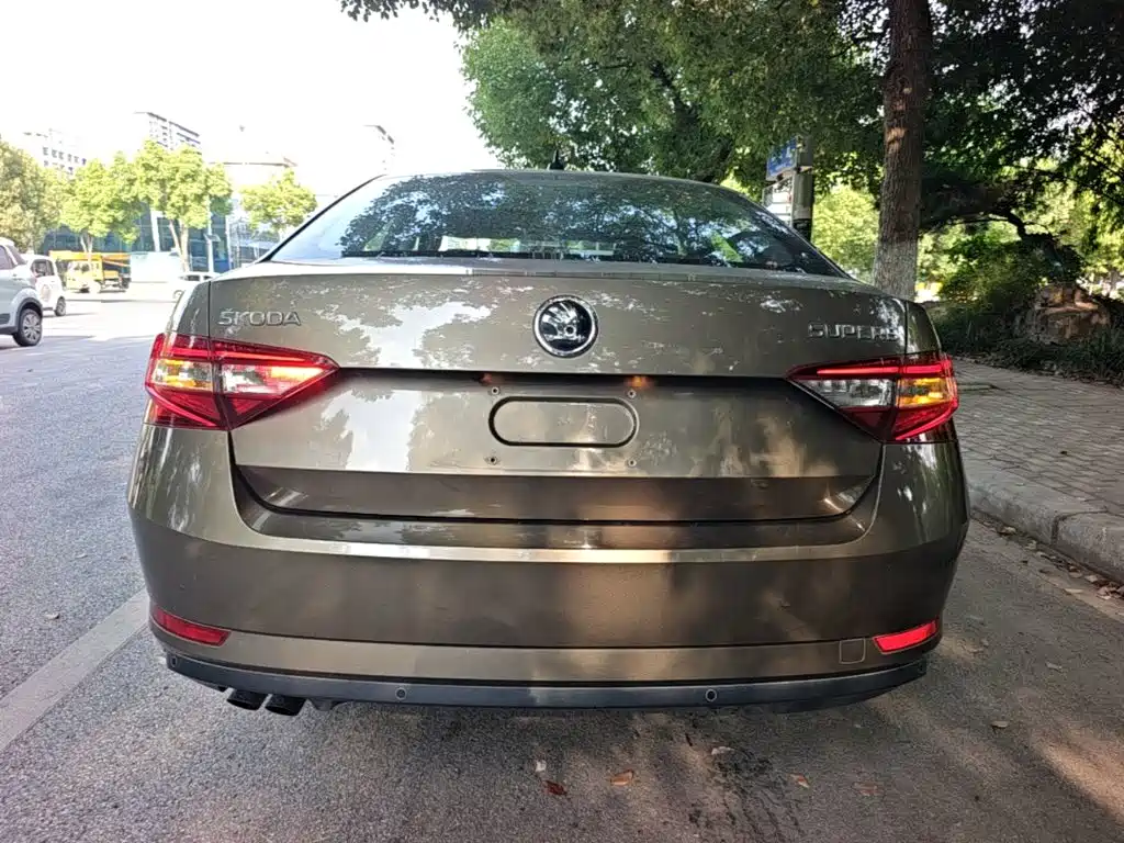 Superb TSI280 DSG Forward