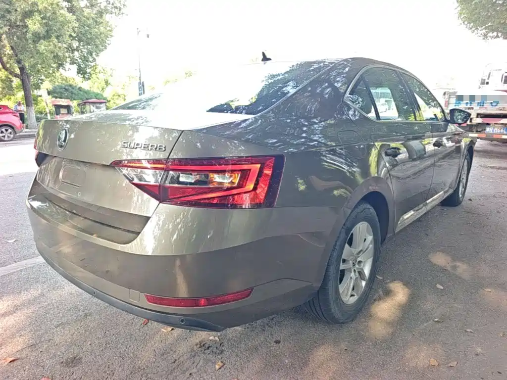 Superb TSI280 DSG Forward