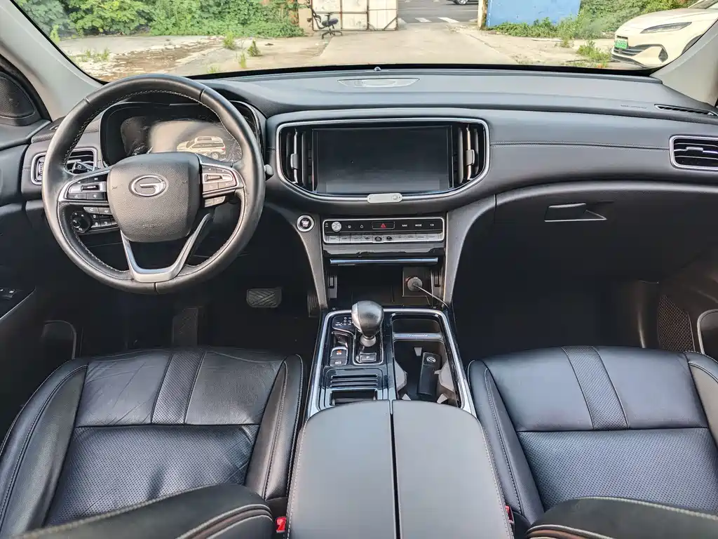 GAC Trumpchi GS8 390 T 2 WD Luxury Connected (7-seat)