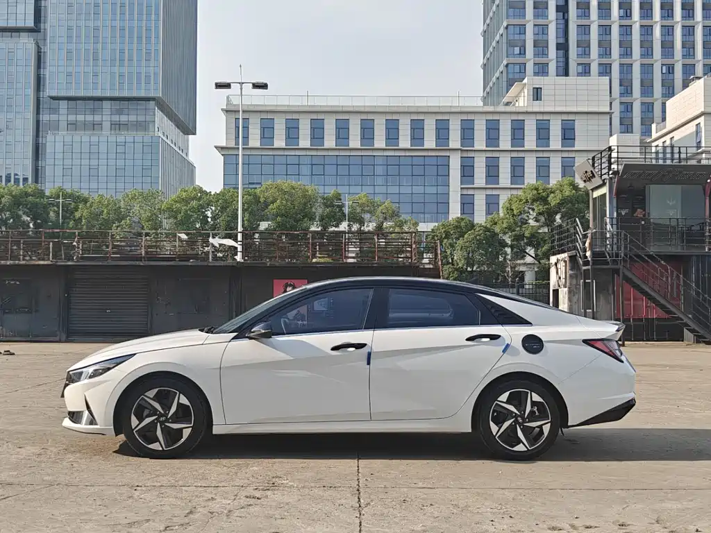 Elantra 240 TGDi DCT LUX Distinguished
