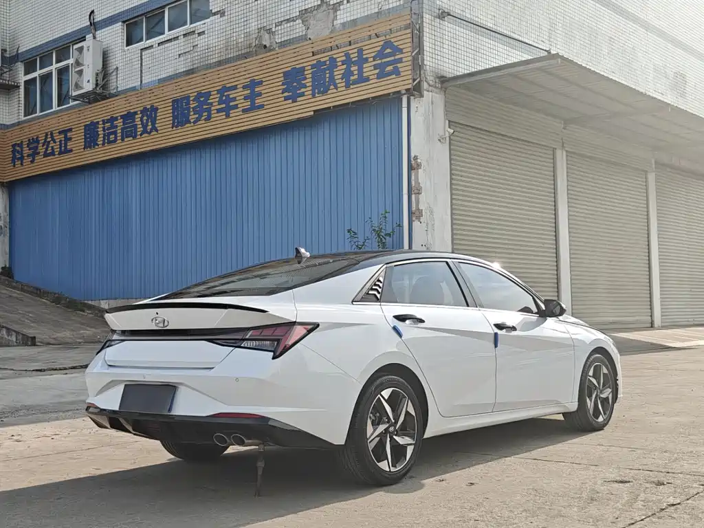 Elantra 240 TGDi DCT LUX Distinguished