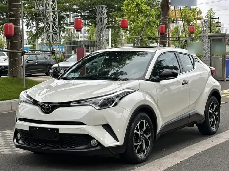 Toyota C-HR 2.0 L Leading
