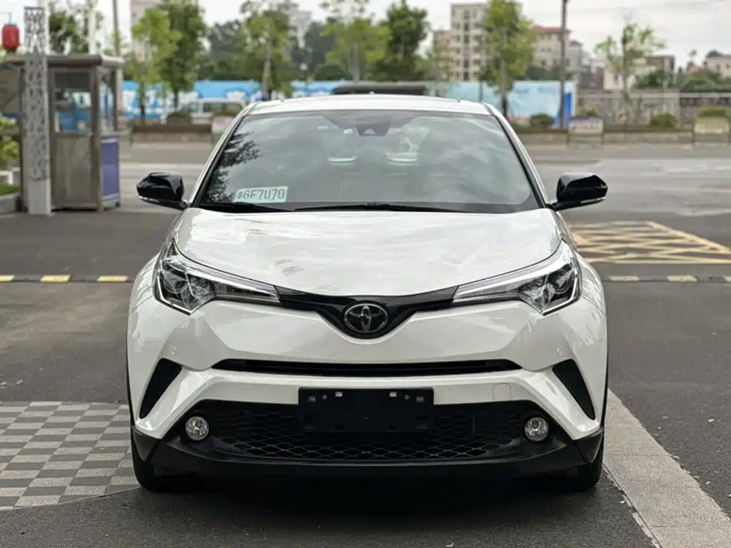 Toyota C-HR 2.0 L Leading
