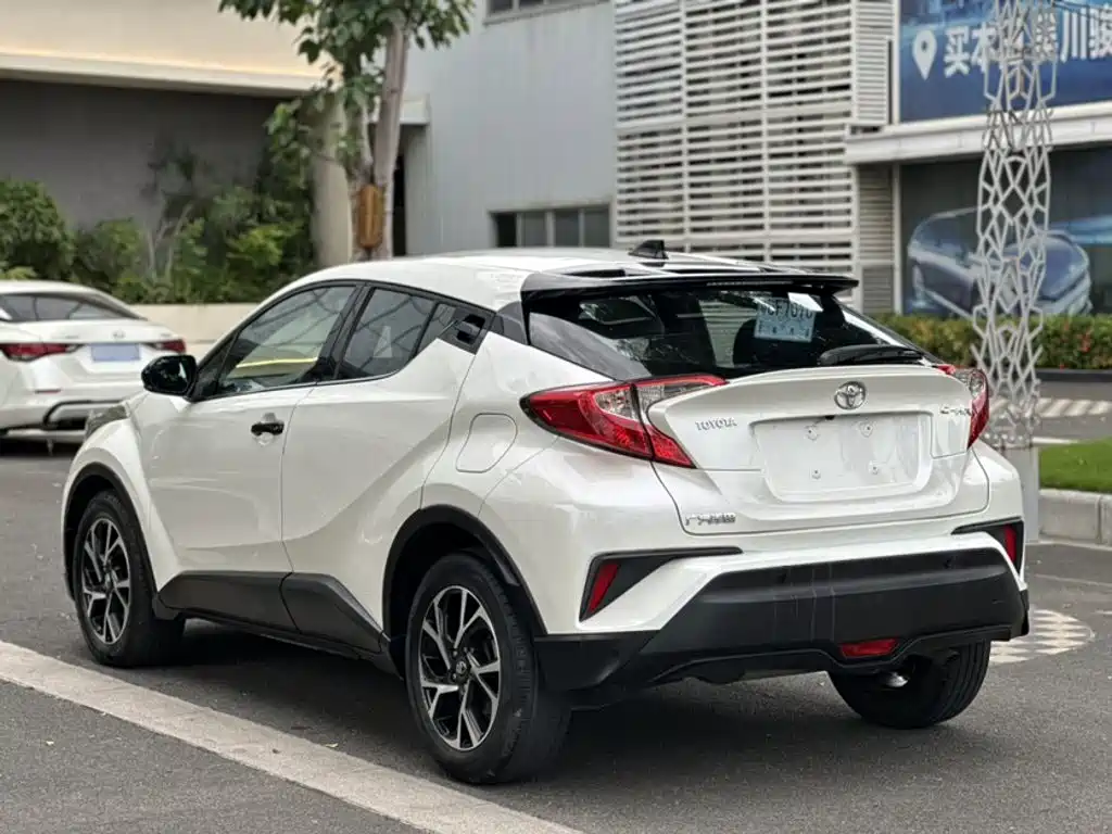 Toyota C-HR 2.0 L Leading